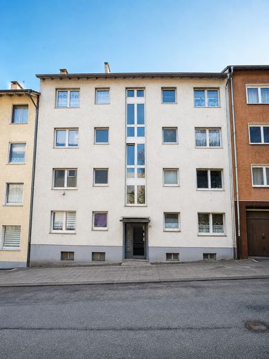 Charmante 2-Zimmer-Wohnung mit Balkon, Tageslichtbad, Einbauküche und Garage in Wuppertal-Barmen – Hausansicht