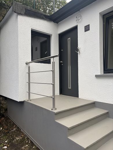 🏡 Отдельно стоящий, капитально отремонтированный мини-домик с террасой — в центре и в абсолютно тихом месте в Вуппертале – Фото 1