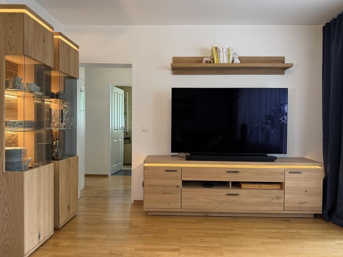 Quiet, green & close to the city center 3-room 74 sqm apartment with SW loggia at Grafenberger Wald – Wohnzimmer 2