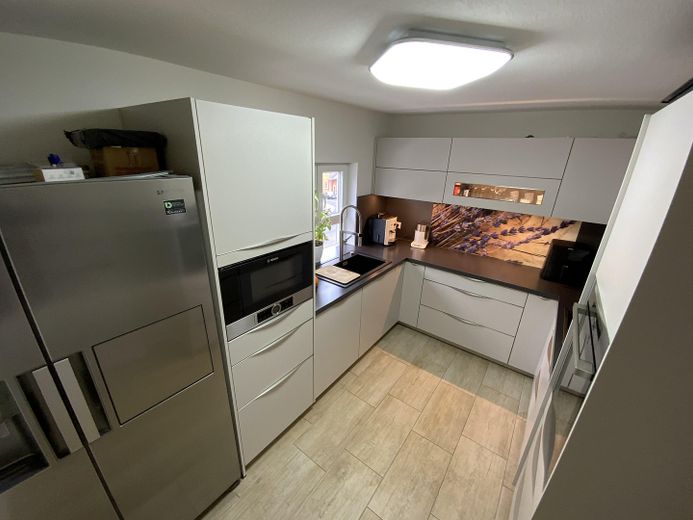 Einziehen, loskochen & wohlfühlen: Modernisiertes XL-Haus mit Traumküche, Komfort-Garage & Garten – Küche 01