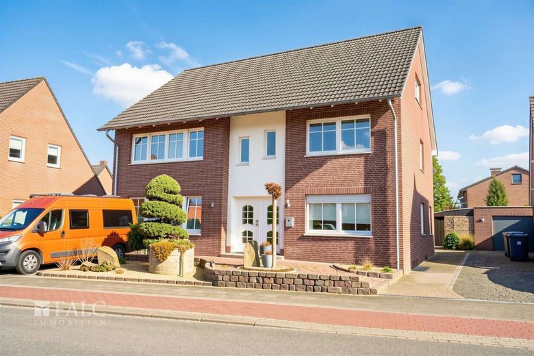Zwei Wohnwelten unter einem Dach! Freistehendes Einfamilienhaus mit Einliegerwohnung – Hausansicht Vorne