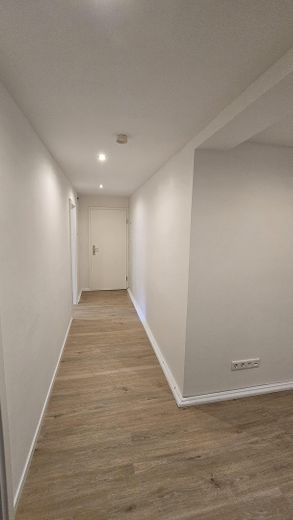Luminoso e moderno appartamento di 3 locali – Flur
