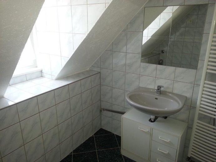 Top-Anbindung & WG-geeignet: Helle 2.5-Zi-DG-Wohnung mit EBK in Stgt-Bad Cannstatt – Bad