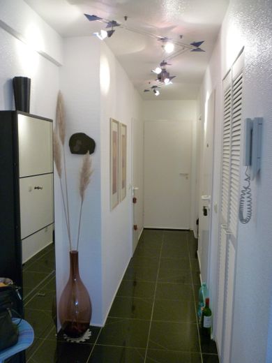 Charmante lichtdurchflutete  Eigentumswohnung mit Dachterrasse in Südlage – Diele mit Einbau-Garderobe