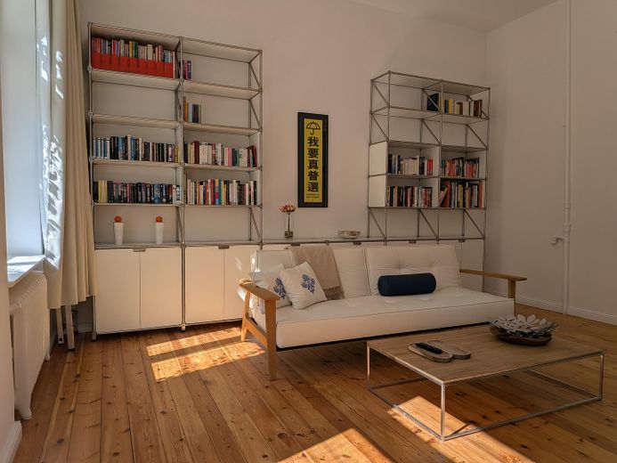 Berlin-Wilmersdorf’da hemen taşınılmaya uygun, yeni yenilenmiş, tamamen mobilyalı 85 m² eski bina dairesi – Fotoğraf 2