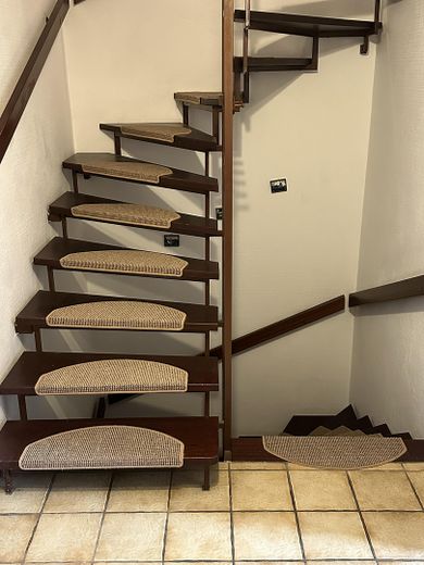 Großzügiges Reihenmittelhaus mit Kaminoption, Garage, Keller & Glasfaser in Kiel-Russee – EG Treppe