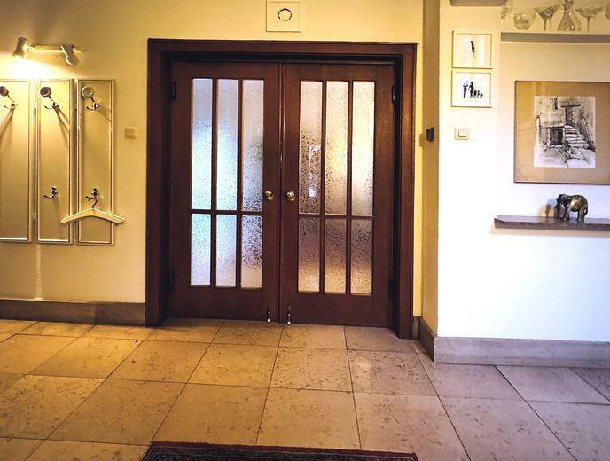 Flur und Flügeltür