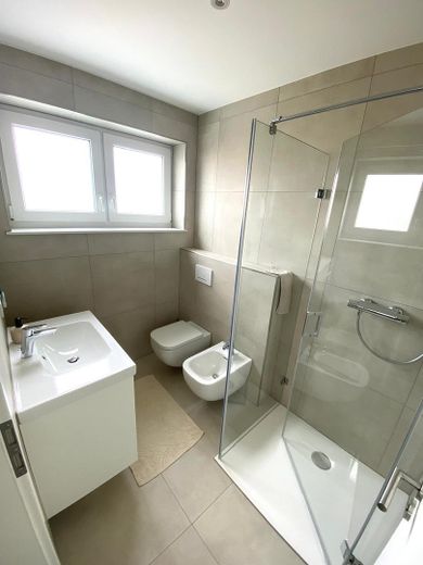Modernes Neubau-Reihenendhaus - Ideal für Familien – Elternbad
