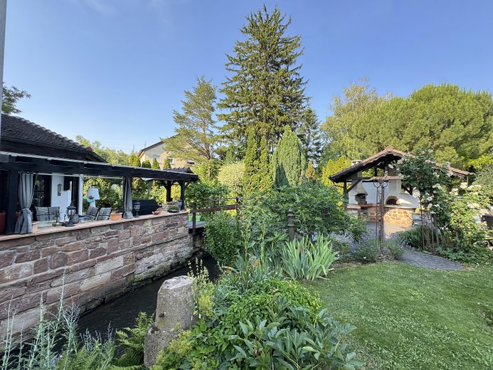 Wohnen am Wasser: Ehemaliges Mühlenanwesen mit Pool, Bachgrundstück und 3 Wohneinheiten – Garten