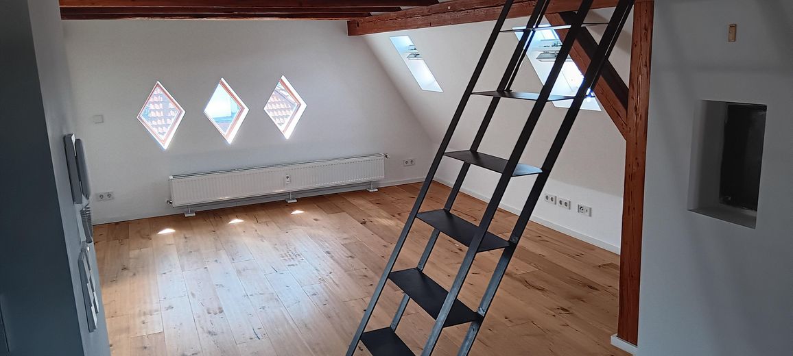 Old building gem - studio with castle view – Bad Blick Wohnzimmer