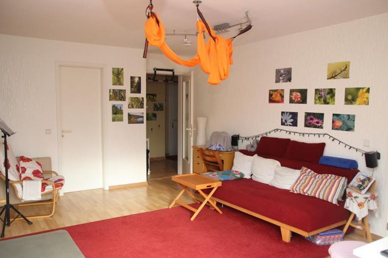 2 odalı Pankow dairesi; balkon, bahçe, bisiklet bodrumu, bodrum deposu (yeraltı otoparkı) – Wohnzimmer