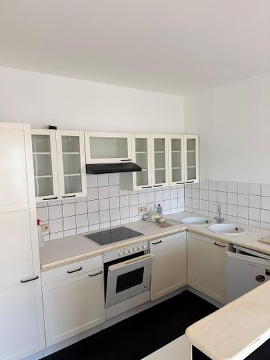 Apartamento de 2 habitaciones recién renovado con balcón y cocina equipada en Koblenz-Horchheim – Küche mit EBK