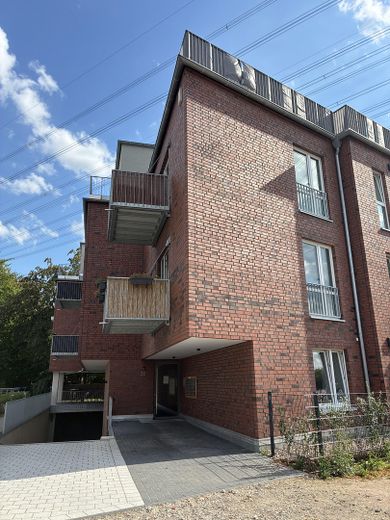 Charmante Wohnung im Staffelgeschoss – Außenansicht