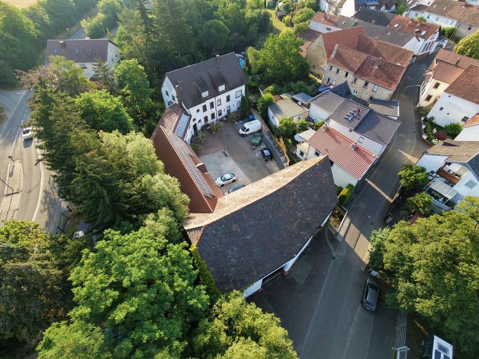 Wohnen am Wasser: Ehemaliges Mühlenanwesen mit Pool, Bachgrundstück und 3 Wohneinheiten – Blick von oben