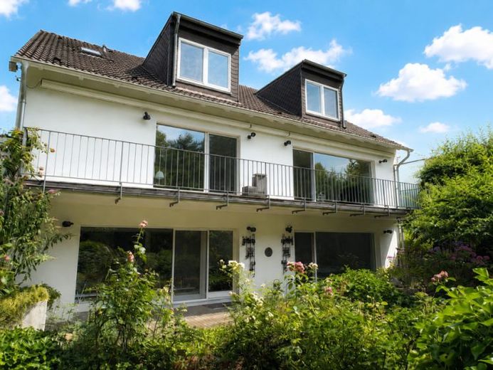 Freistehendes und großzügiges Einfamilienhaus mit Einliegerwohnung – Foto 1