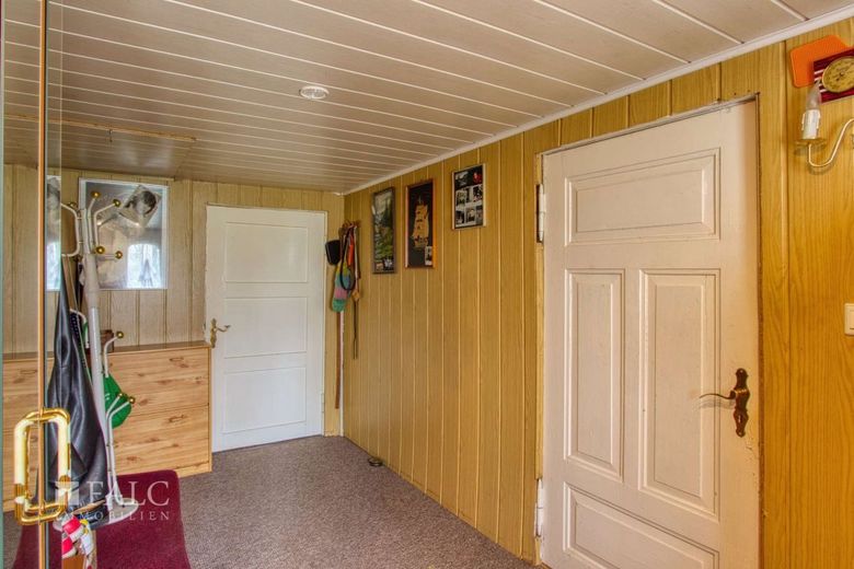 Casa residenziale solida con ampi locali accessori – ideale per artigianato e hobby – Flur