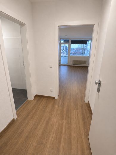 Frisch renovierte 2-Zimmer-Wohnung mit Südostbalkon & Einbauküche – Flur