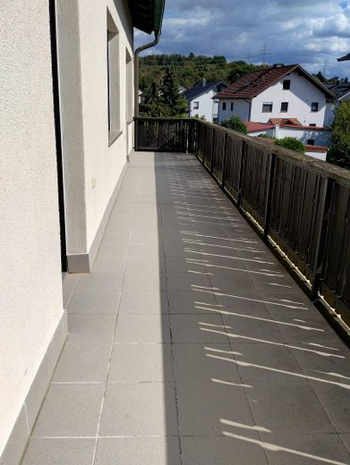 Helle, renovierte 4-Zimmer-Wohnung (1.OG) mit Küche und Süd-Balkon in ruhiger Lage in Kleinostheim – Süd-Balkon
