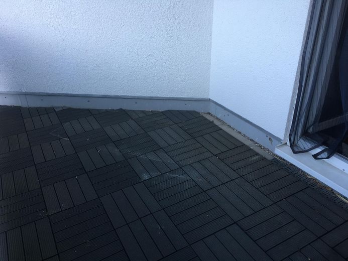 3 Zimmerwohnung mit 3 Tiefgaragenplätzen und 4 Balkonen – überdachter Balkon Wohnzimmer