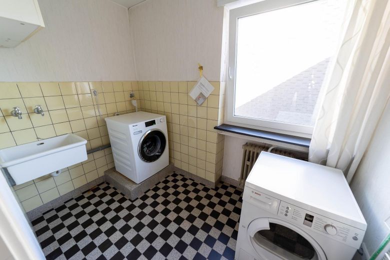 Im Grünen leben - mitten im Zentrum (maklerfrei)  - inkl. 85qm Einliegerwohnung – Waschküche/ Wirtschaftsraum