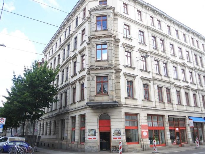 Luminoso appartamento ristrutturato di 2 locali al 4° piano nel rinomato quartiere Waldstraßenviertel, con cucina componibile, bagno con vasca + doccia, ascensore – Foto 1
