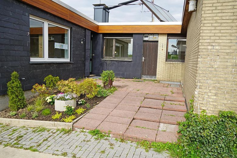 Doppelbungalow mit viel Land und Stallung – Blick in den Innenhof