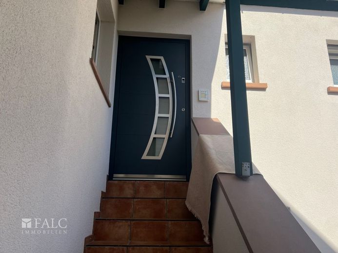 Top Investment, gepflegtes Mehrfamilienhaus in Wörth am Main – Eingangsbereich