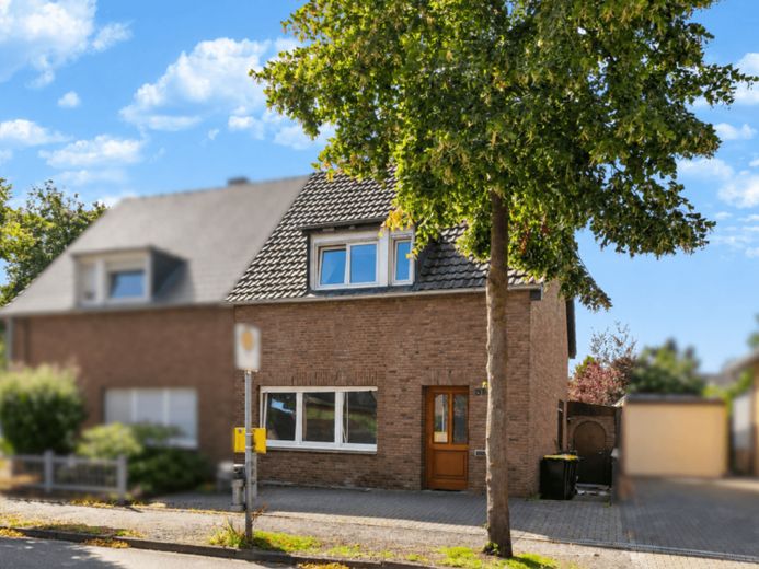 Emmerich – Doppelhaushälfte mit 4 Schlafzimmern und großzügigem Garten mit viel Gestaltungspotenzial – Foto 1