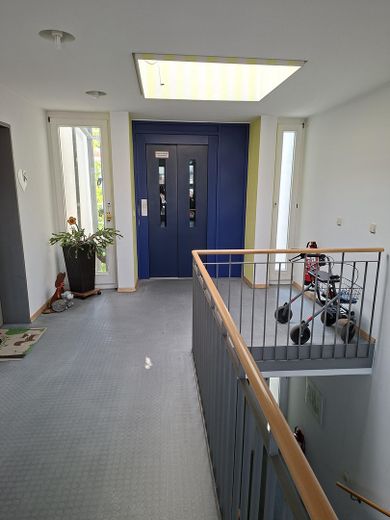 ¡Encantador apartamento pequeño en vivienda tutelada: sin comisión y listo para ocupar! – Hausflur / Aufzug