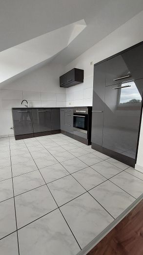 2-Zimmer-DG-Wohnung mit Balkon in Einhausen direkt am Feldrand mit Waldblick – Einbauküche