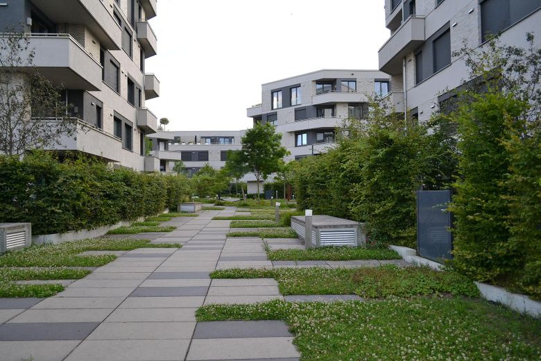 Beautiful 3-room apartment with a park view and plenty of sunlight in Riedberg, Frankfurt am Main – Innenhof
