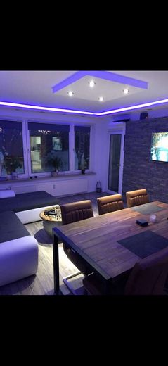 Vollständig renovierte Wohnung mit drei Zimmern sowie Balkon und Einbauküche in Salzgitter – Wohnzimmer