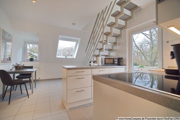 Hochwertige Maisonette-Wohnung mit Balkon, Klimaanlage  &  Stellplatz in Toplage