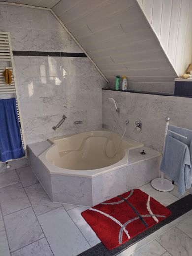 1. Bad Rundbadewanne 1. OG