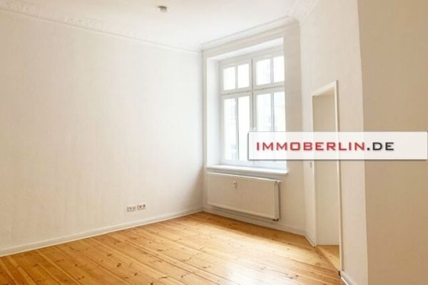 IMMOBERLIN.DE - Sakin bir mahalle konumunda güney balkonlu güzel sıvalı eski bina dairesi