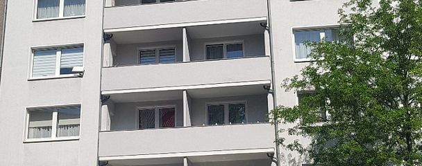 Frontansicht mit Südbalkonen