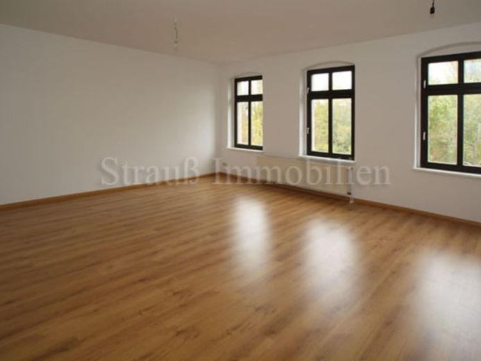 Großes Wohnzimmer....Laminat....Bad mit Fenster – Foto 1