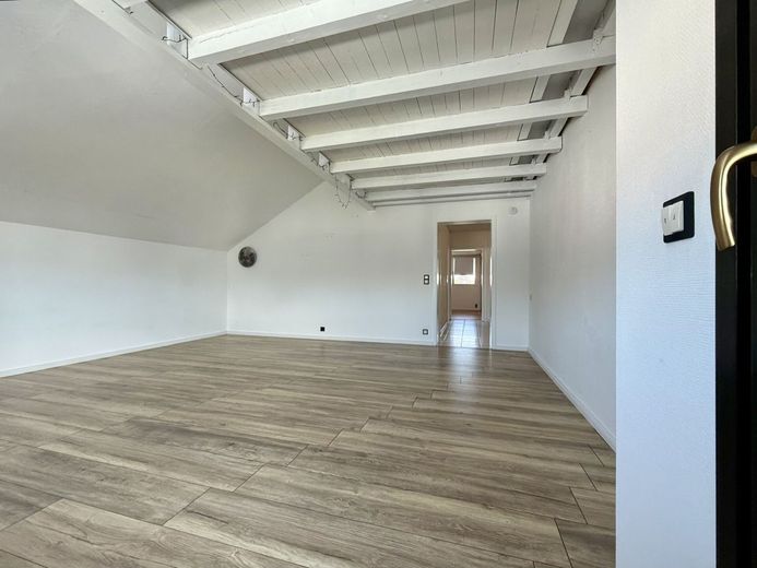 Fröndenberg-Westick: Eigentumswohnung der besonderen Art mit Balkon plus Tiefgaragenstellplatz! – Wohnbereich