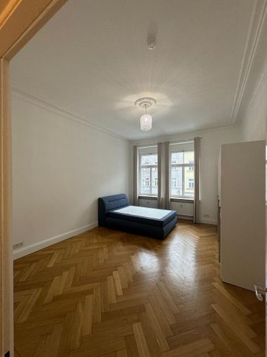 Schöne modernisierte Altbauwohnung im Herzen Schwabings - Teilmöbliert – Schlafzimmer