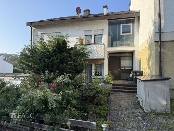 Garten-Wohnung im Reihen Endhaus, helle 3,5 Zimmer, Terrasse + Garage + Platz – Hauseingang