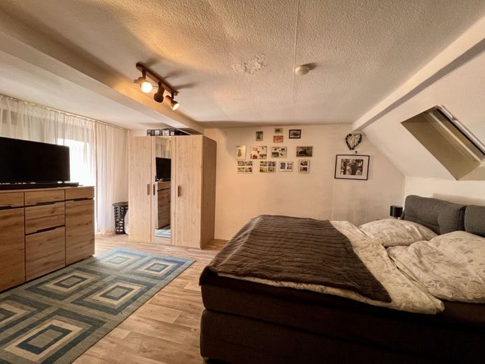 Großzügiges Wohnensemble mit Gartenidylle, Ausbaupotenzial und vielseitigen Nutzungsmöglichkeiten – Schlafzimmer Dachgeschoss