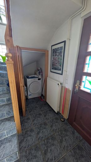 Gepflegtes Zweifamilienhaus mit großem Garten, Garagen und vielfältigen Nutzungsmöglichkeiten – Kammer