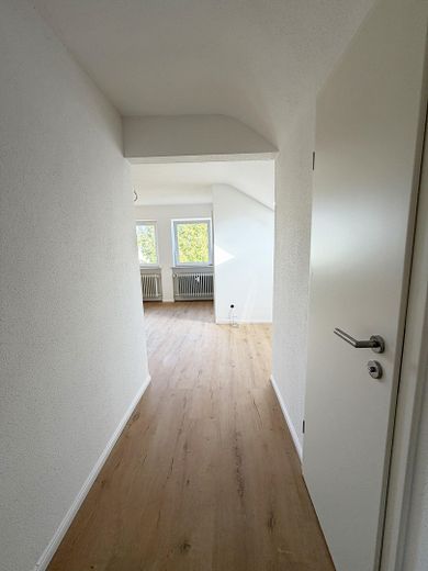 Piso de 2 habitaciones en ático, completamente renovado, con plaza de aparcamiento en Oberstenfeld – Flur