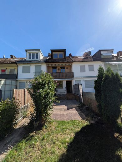 Maison mitoyenne intermédiaire à rénover dans un quartier calme – Sans commission ! – Blick Osten