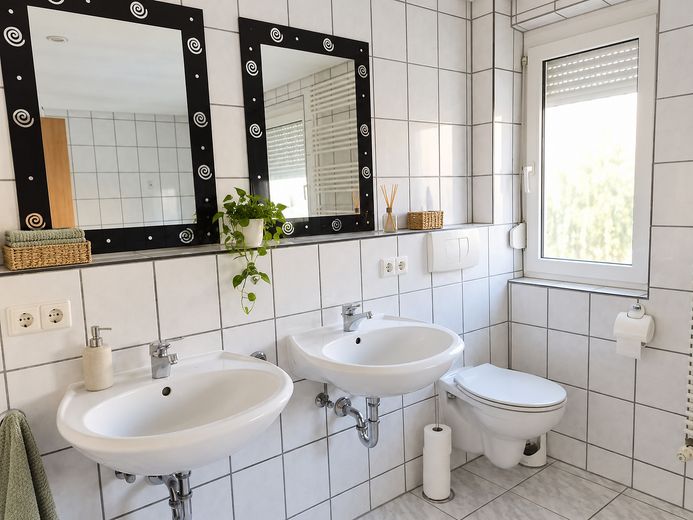Charmante twee-onder-een-kapwoning met tuin, terras en volop ruimte om zich prettig te voelen – Badezimmer