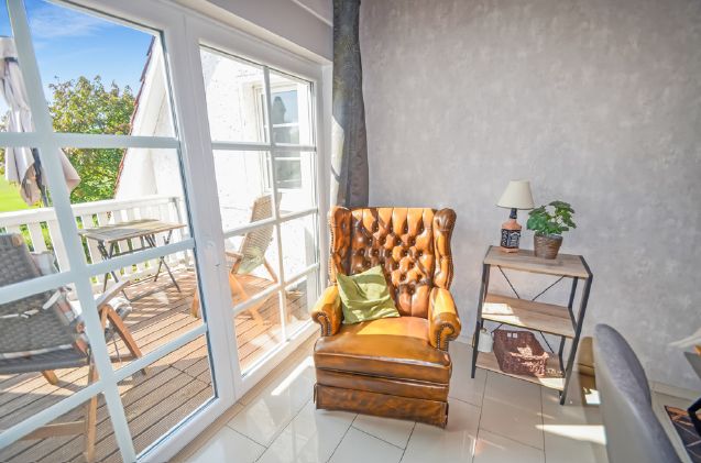 Verträumte Doppelhaushälfte als imposante Galeriewohnung – Wohnzimmer Balkon