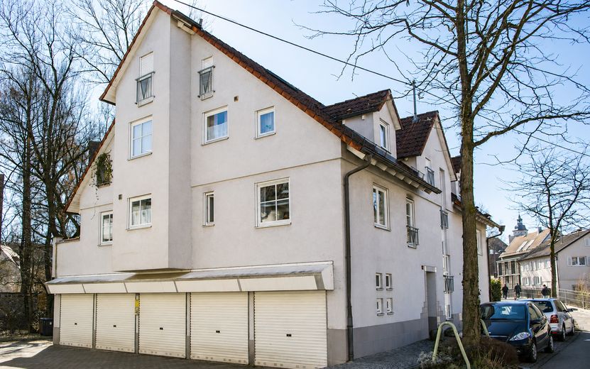 Zentrale 2,5-Zimmer Wohnung in idyllischer Innenstadtlage – Außenansicht mit Garage