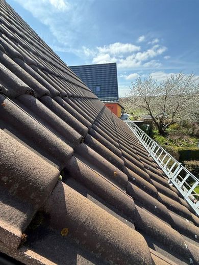 Doppelhaushälfte mit großer Garage, Carport, Wa, Du. und sonnigem Grundstück am Stadtrand – Dach