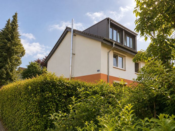 Einziehen statt renovieren – 160 m² Familienwohnen im Norden Bramfelds, nahe Wellingsbüttel – Außenansicht Vorderseite