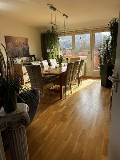 Maisonette-Dachgeschoss-Wohnung in Denzlingen – Wohnzimmer mit Zugang Loggia